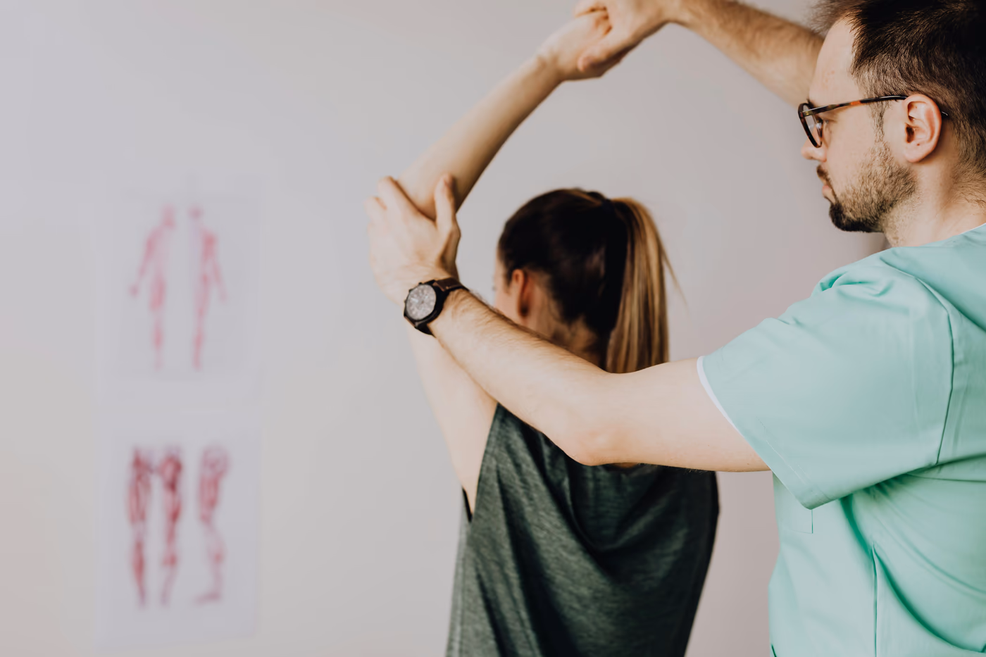 Physiotherapeut bei manueller Therapie in der Praxis Innsbruck