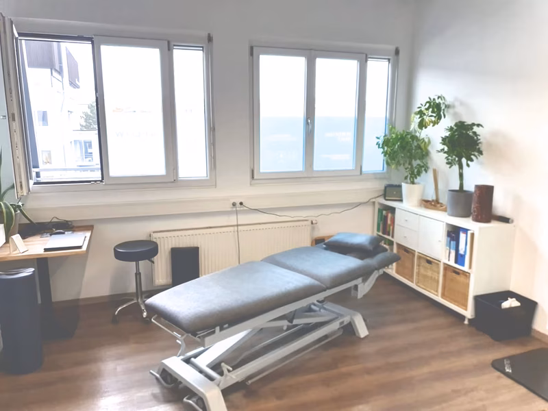 Behandlungsraum mit Therapieliege